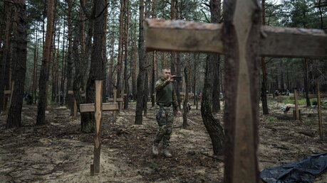 Nicht identifizierte Gräber von Zivilisten und ukrainischen Soldaten in Isjum / © Evgeniy Maloletka (dpa)
