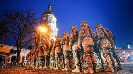 Trauriger Jahrestag: Ukrainische Soldaten stehen nach einem Jahr Krieg am frühen Morgen für eine Parade vor der Sophienkathedrale.  / © Kay Nietfeld (dpa)