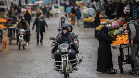 Der lokale Markt in Ariha, Syrien, wo auch die Lebensmittelpreise in den letzten Wochen gestiegen sinden  / © Anas Alkharboutli (dpa)