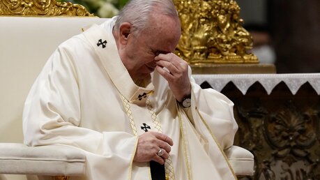 Papst Franziskus im Petersdom ins Gebet vertieft  / © Domenico Stinellis (dpa)