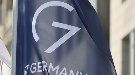 Eine Fahne mit dem G7 Logo / © Oliver Berg (dpa)