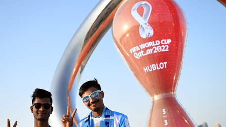 Katar, Doha: Argentinische Fußballfans zeigen das Victory-Zeichen / © Federico Gambarini (dpa)