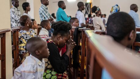 Gläubige beten während eines Gottesdienstes in einer katholischen Kirche in Goma / © Moses Sawasawa (dpa)