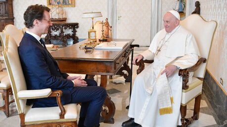 Papst Franziskus empfängt Hendrik Wüst, Ministerpräsident von Nordrhein-Westfalen, am 23. März 2023 im Vatikan. / © Vatican Media/Romano Siciliani (KNA)