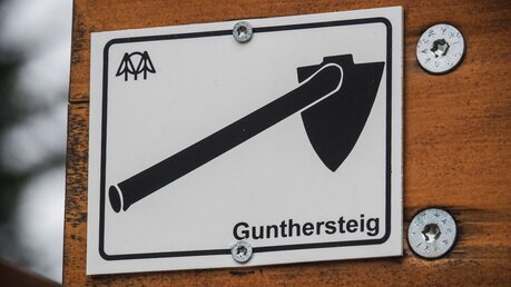 Wegweiser mit dem Logo mit einer Hacke auf dem Gunthersteig beim Grenzübergang zwischen Deutschland und Tschechien am 29. März 2023. / © Andreas Drouve/KNA (KNA)