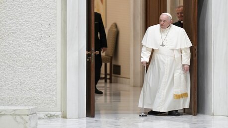 Papst Franziskus trifft zu seiner wöchentlichen Generalaudienz in der Halle Papst Paul VI. ein / © Andrew Medichini/AP (dpa)