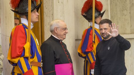 Wolodymyr Selenskyj trifft am 13. Mai 2023 im Vatikan ein, wo er von Leonardo Sapienza, Regent des päpstlichen Haushalts, erwartet wird. / © Vatican Media/Romano Siciliani/KNA (KNA)