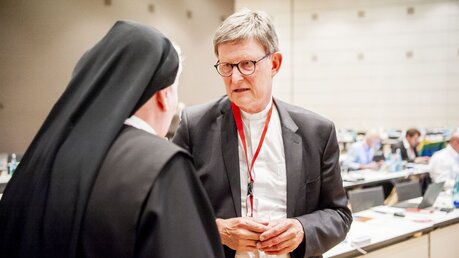 Kardinal Rainer Maria Woelki im Gespräch / © Max von Lachner (SW)