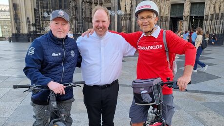 DOMRADIO.DE-Chefredakteur Ingo Brüggenjürgen (r) mit Joey Kelly (l) und Stadtdechant Msgr. Robert Kleine (m)  (DR)