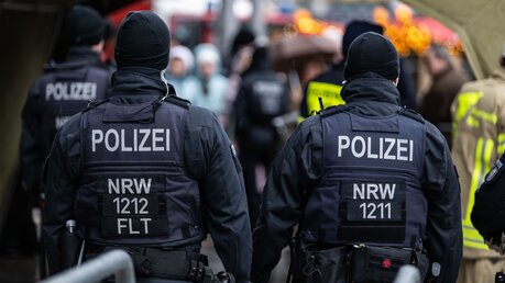 Polizeikräfte sichern das Pontifikalamt am ersten Weihnachtstag im Kölner Dom. / © Nicolas Ottersbach (DR)