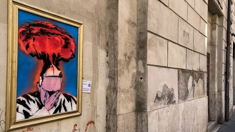 Graffito Papst Franziskus und der Krieg / © Roland Juchem (KNA)