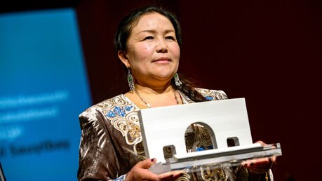 Chinesische Aktivistin Sayragul Sauytbay erhält den Internationalen Nürnberger Menschenrechtspreis 2021 / © Anestis Aslanidis (epd)