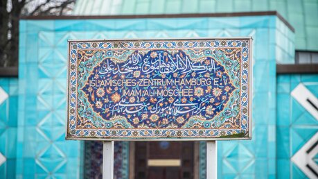 Eingangsschild der Blauen Moschee in Hamburg / © Michael Althaus (KNA)