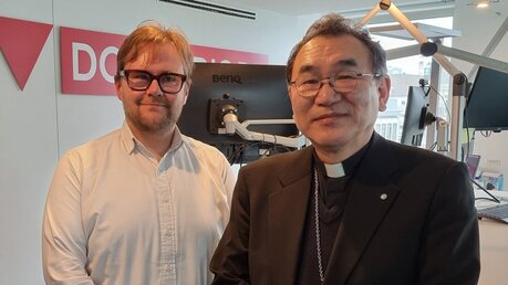 Erzbischof Kikuchi mit Renardo Schlegelmilch im DOMRADIO.DE-Studio (DR)