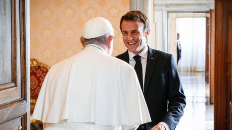 Aus dem Archiv: Emmanuel Macron und Papst Franziskus
 / © Romano Siciliani (KNA)