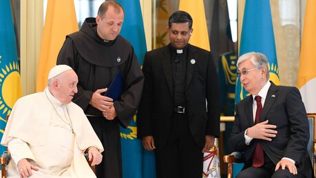 Papst Franziskus und Kassym-Schomart Tokajew (r.), Präsident von Kasachstan / © Vatican Media/Romano Siciliani (KNA)