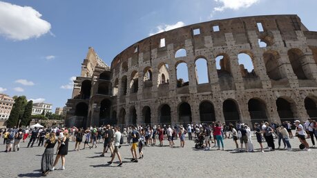 Touristen warten in einer Schlange, um das Kolosseum in Rom zu betreten / © Riccardo De Luca/AP (dpa)