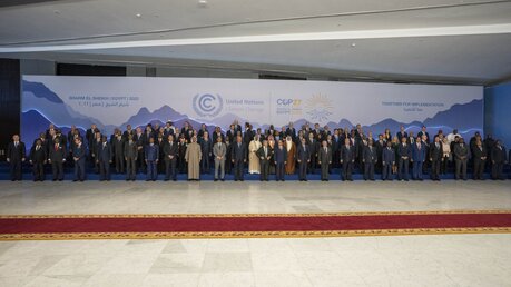 Die Staats- und Regierungschefs stehen für ein Gruppenfoto zusammen beim UN-Klimagipfel COP27 / © Nariman El-Mofty/AP (dpa)