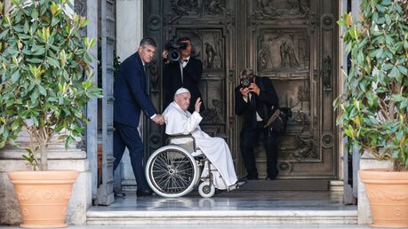 Papst Franziskus im Rollstuhl  / © Vatican Media/Romano Siciliani (KNA)