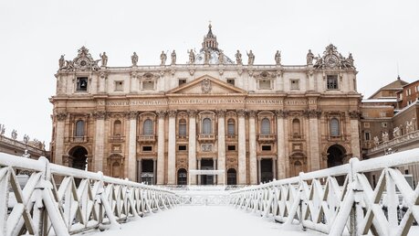 Der Petersdom im Schnee im Jahr 2018 / © Angelo Cordeschi (shutterstock)