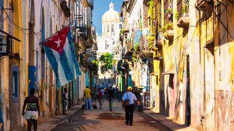 Kubanische Fahne in den Straßen von Havanna / © Kamira (shutterstock)