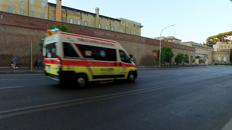 Eine Ambulanz vor einem Vatikangebäude / © zefart (shutterstock)