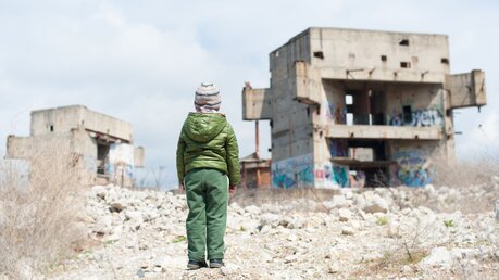 Ein Kind im Kriegsgebiet / © Ruslan Shugushev (shutterstock)