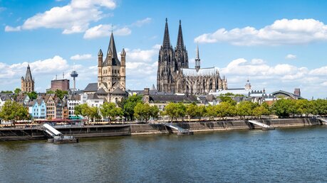 Blick auf den Kölner Dom und Groß St. Martin / © mapman (shutterstock)