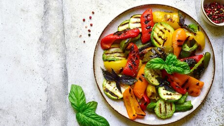 Gegrilltes Gemüse auf einem Teller / © Liliya Kandrashevich (shutterstock)