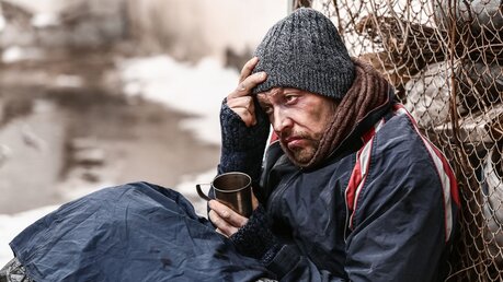 Symbolbild Obdachloser in der Kälte / © Pixel-Shot (shutterstock)