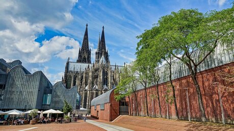 Blick auf den Kölner Dom, Dorfkapelle / © underworld (shutterstock)