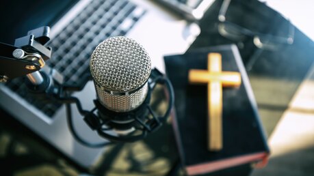 Mikrofon, Kreuz und Bibel / © Chat Karen Studio (shutterstock)