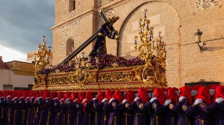 Die Semana Santa Parade in Almuneca, Andalusien, Spanien. Ostern, Heilige Woche. / © Fotogenix (shutterstock)