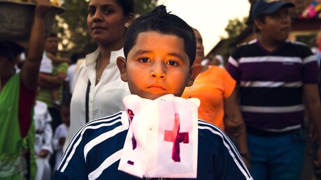 Ein Junge während einer Karfreitagsprozession in Nicaragua  / © TLF Images (shutterstock)