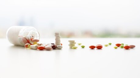 Tabletten liegen auf einem Tisch / © Peshkova (shutterstock)