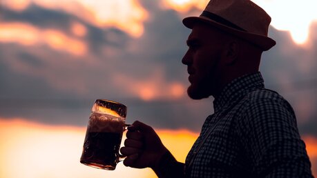 Ein Mann trinkt Bier / © Mikhail_Kayl (shutterstock)