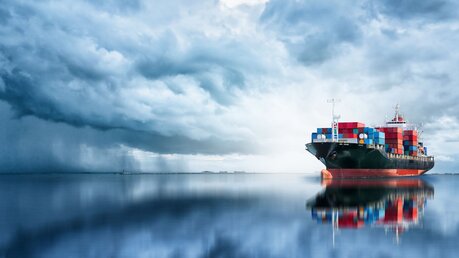 Symbolbild Containerschiff / © Aun Photographer (shutterstock)