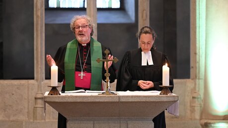 Weihbischof Rolf Steinhäuser spricht bei der ökumenischen Feier ein Gebet / © Beatrice Tomasetti (DR)