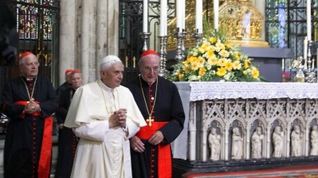 2005: Joachim Kardinal Meisner mit Papst Benedikt XVI. im Kölner Dom / © Boecker