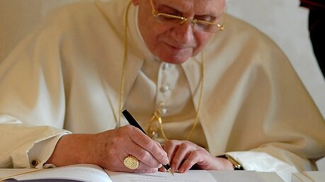 Papst Benedikt XVI. unterzeichnet seine dritte Enzyklika "Caritas in veritate" (KNA)