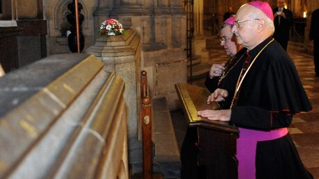 Erzbischof Robert Zollitsch in Prag: Gebet am Grab von Kardinal Tomasek (KNA)