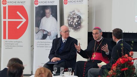 Kirche-in-Not-Versammlung mit Kardinal Meisner und Bischof Tebartz-van-Elst / © Boecker