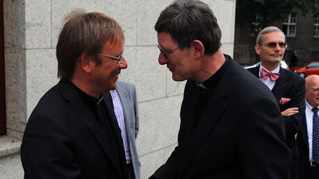 Berlins Erzbischof Rainer Maria Woelki gratuliert / © Boecker