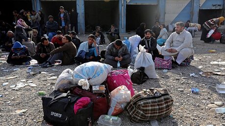 Flüchtlinge aus Mossul warten auf den Abtransport in Camps / © Ahmed Jalil (dpa)