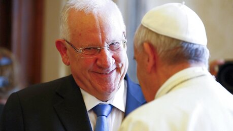 Israels Präsident Rivlin beim Papst am 03.09.15 (dpa)