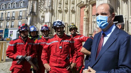Jean Castex (r), Premierminister von Frankreich mit Feuerwehrmännern / © Laetitia Notarianni (dpa)
