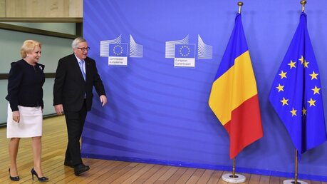 Jean-Claude Juncker, Präsident der EU-Kommission, und Viorica Dancila, Ministerpräsidentin von Rumänien / © Geert Vanden Wijngaert (dpa)
