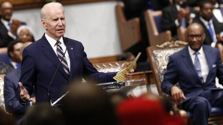 Joe Biden, ehemaliger US-Vizepräsident und Bewerber um die Präsidentschaftskandidatur der Demokraten, spricht während eines Gottesdienstes. / © Rogelio V. Solis/AP (dpa)