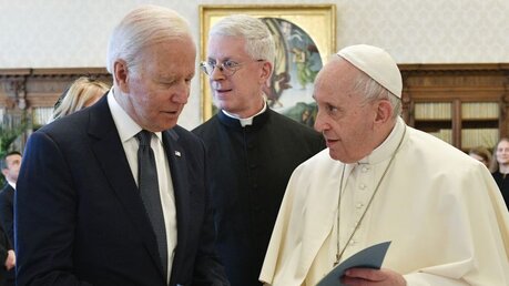 Joe Biden und Papst Franziskus / © Divisione Produzione Fotografica/Vatican Media (dpa)