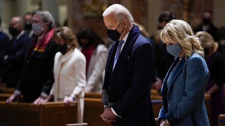 Joe Biden und seine Frau Jill in einem Gottesdienst / © Evan Vucci (dpa)
